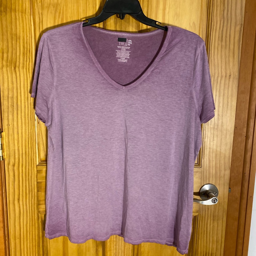 Women’s XXL vneck tshirt